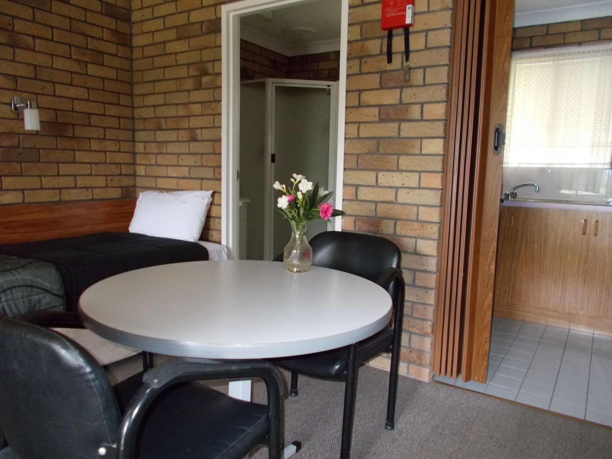 Park House Motor Inn Oakey Екстер'єр фото